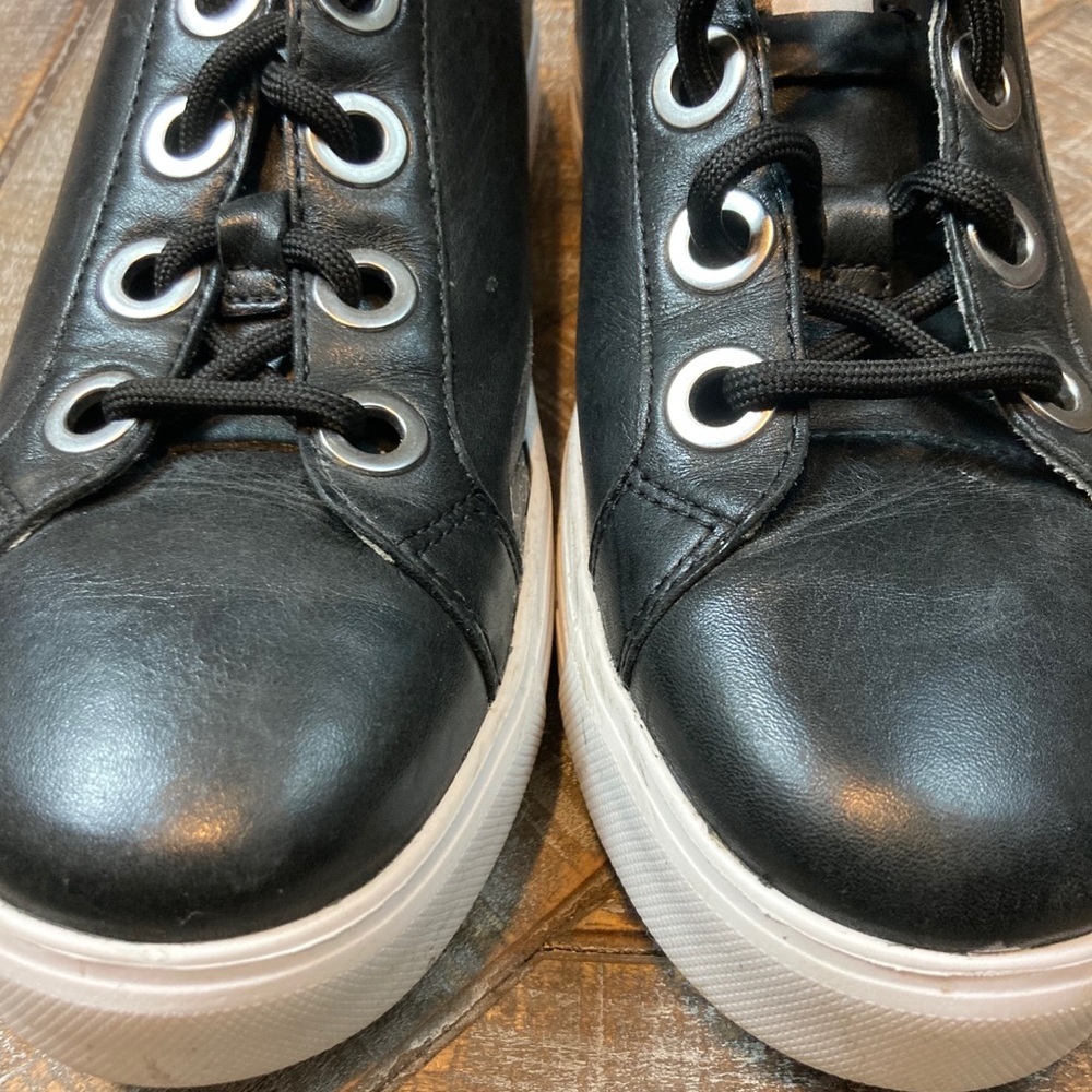 Earth black soft leather sneakers. Size 6.…